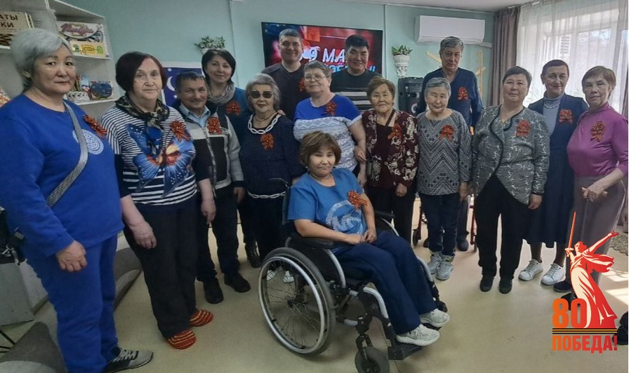 Георгиевские ленточки изготовили бабушки и дедушки дневного отделения центра «Доверие».