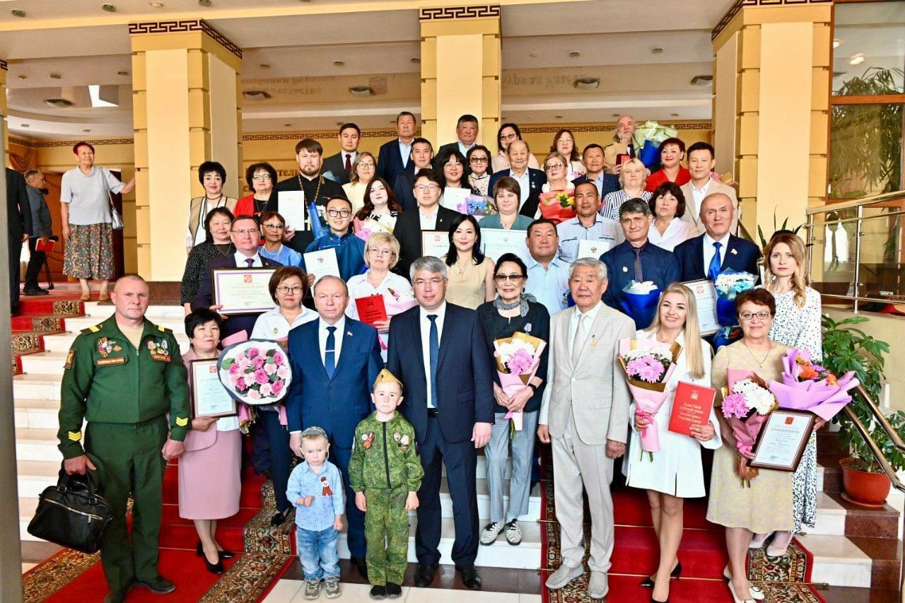 26 мая, в преддверии Дня Республики, Глава Бурятии Цыденов А. С. наградил волонтеров Ресурсного центра добровольчества «ДоброДом»..