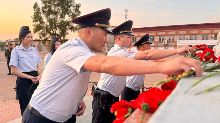 В Хоринском районе стражи порядка присоединились к Всероссийской акции "Свеча памяти". В Хоринском районе стражи порядка присоединились к Всероссийской акции "Свеча памяти".